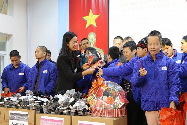Đoàn Tạp chí Đối ngoại, Ban Đối ngoại Trung ương Đảng thăm, tặng quà nạn nhân chất độc da cam/dioxin