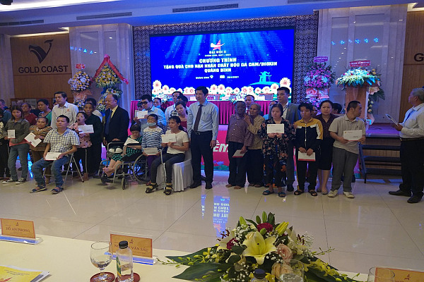 Hội Doanh nhân trẻ Việt Nam tặng quà NNCĐDC tỉnh Quảng Bình
