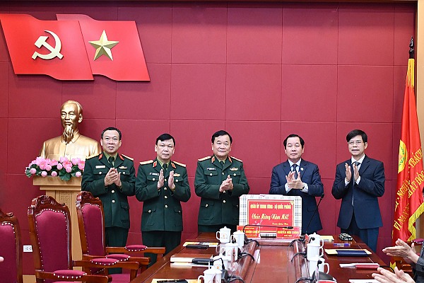 Lãnh đạo Bộ Quốc phòng thăm, tặng quà Trung ương Hội nhân dịp Tết Nguyên đán Giáp Thìn